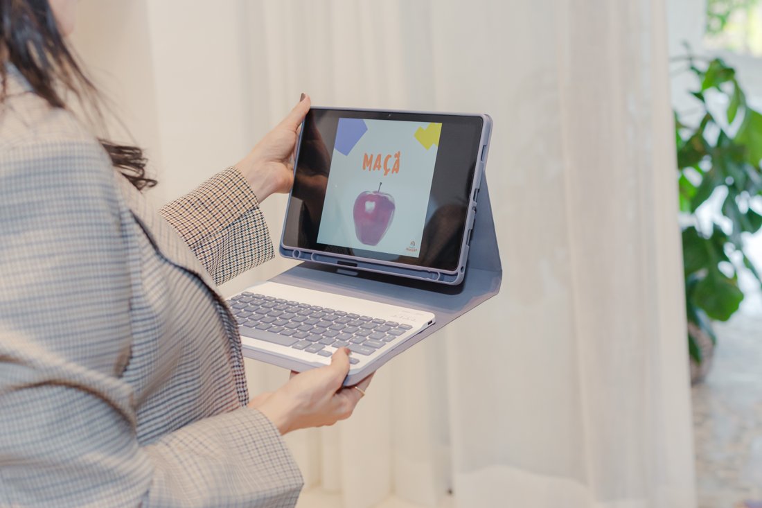 Tablet com jogo terapêutico de vocabulário usado nos atendimentos