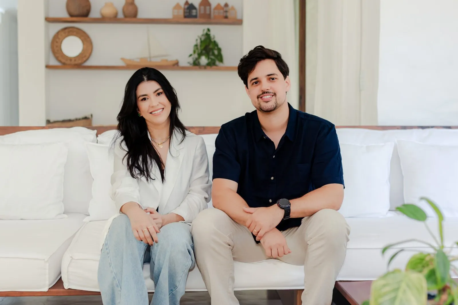 Natália e Douglas, fundadores do Instituto Inspirar, sorrindo lado a lado